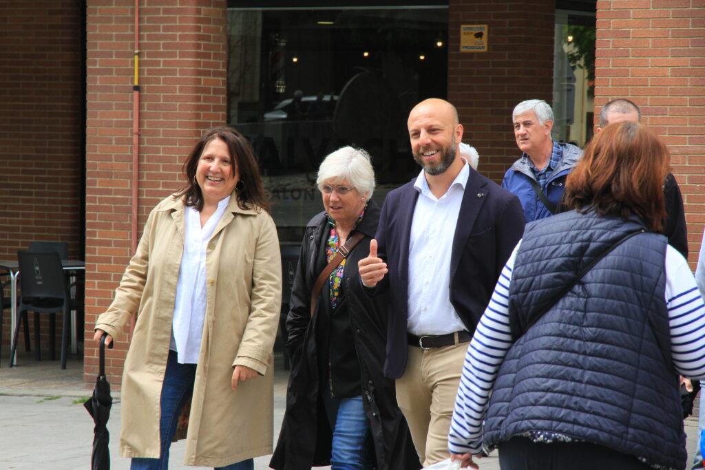 Clara Ponsatí acompanyada de Mònica Ribell i Joan Ricart als carrers de Granollers.