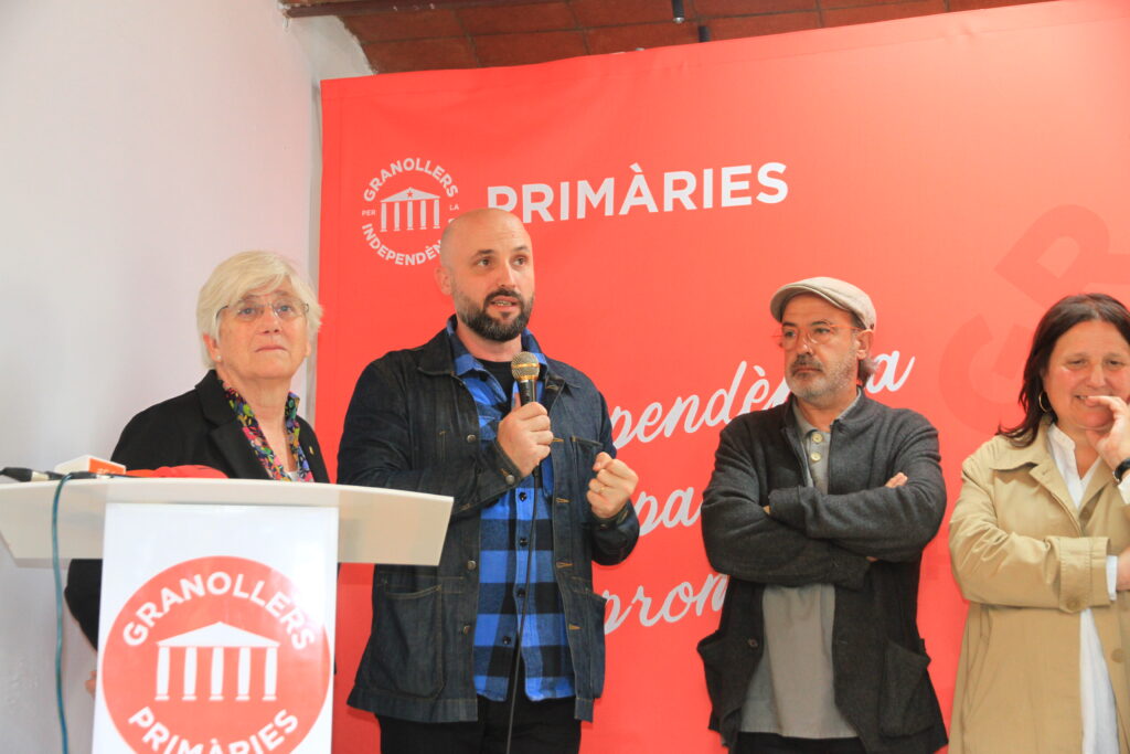 Jordi Graupera fent declaracions al local de Granollers Primàries amb Clara Ponsatí i els candidats a les eleccions municipals.
