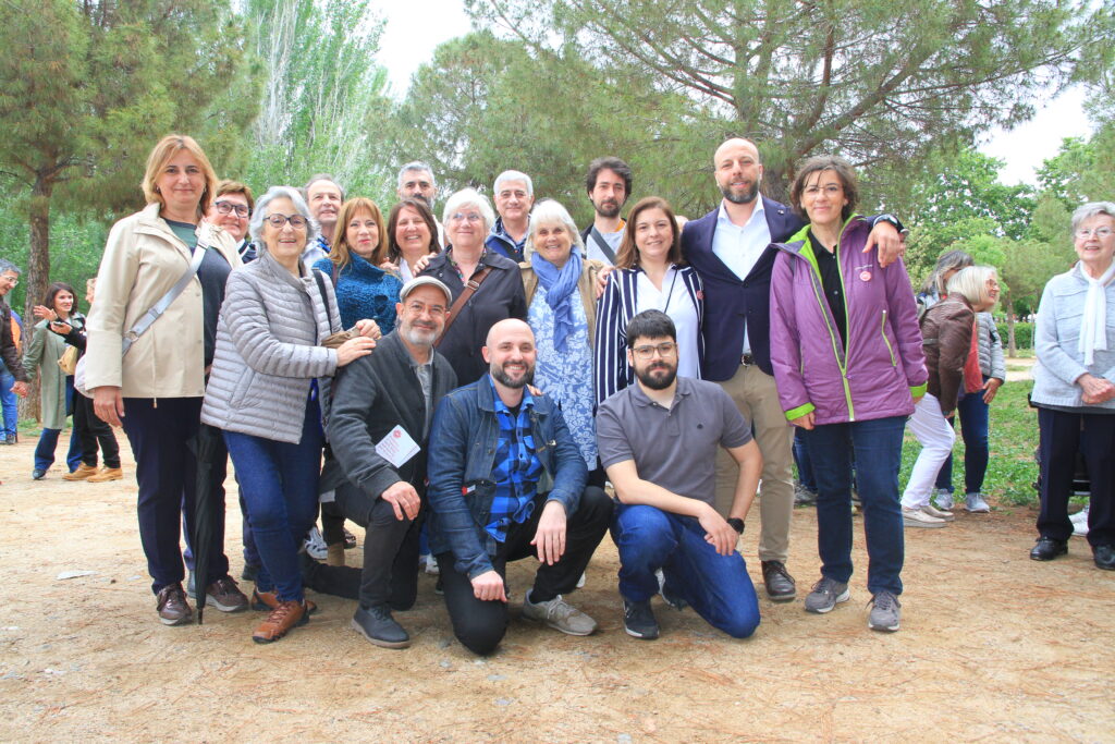 Clara Ponsatí i Jordi Graupera amb membres de la llista electoral de Granollers Primàries al parc del Congost