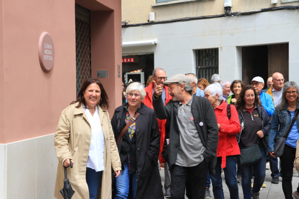 Clara Ponsatí amb Mònica Ribell i Carles Canet entrant a la Plaça de la Porxada per visitar el local de Granollers Primàries