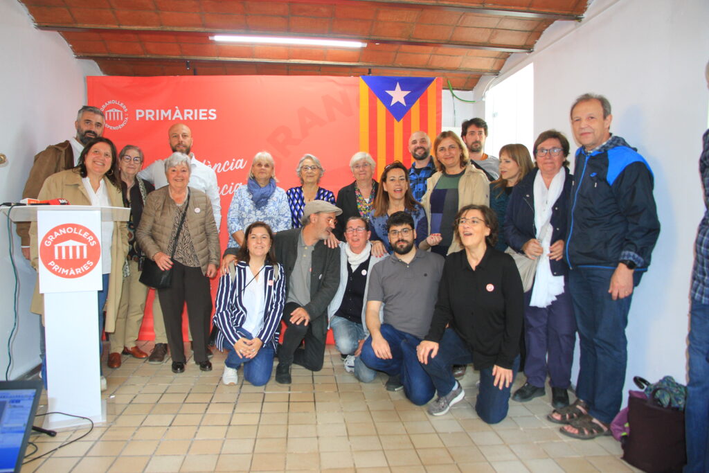 Clara Ponsatí i Jordi Graupera amb membres de la llista electoral de Granollers Primàries al local de la Plaça de la Porxada
